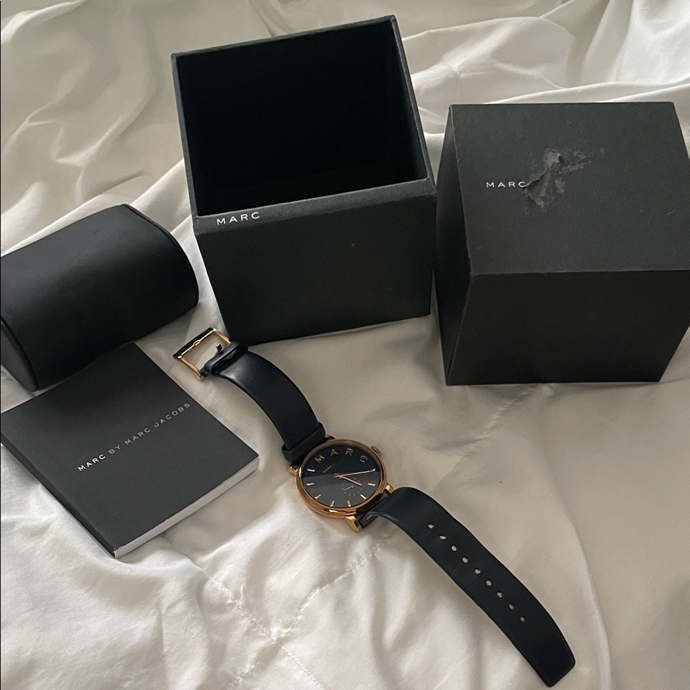 Marc Jacobs Gold and Black Dial Watch * needs battery* - Picture 4 of 6
